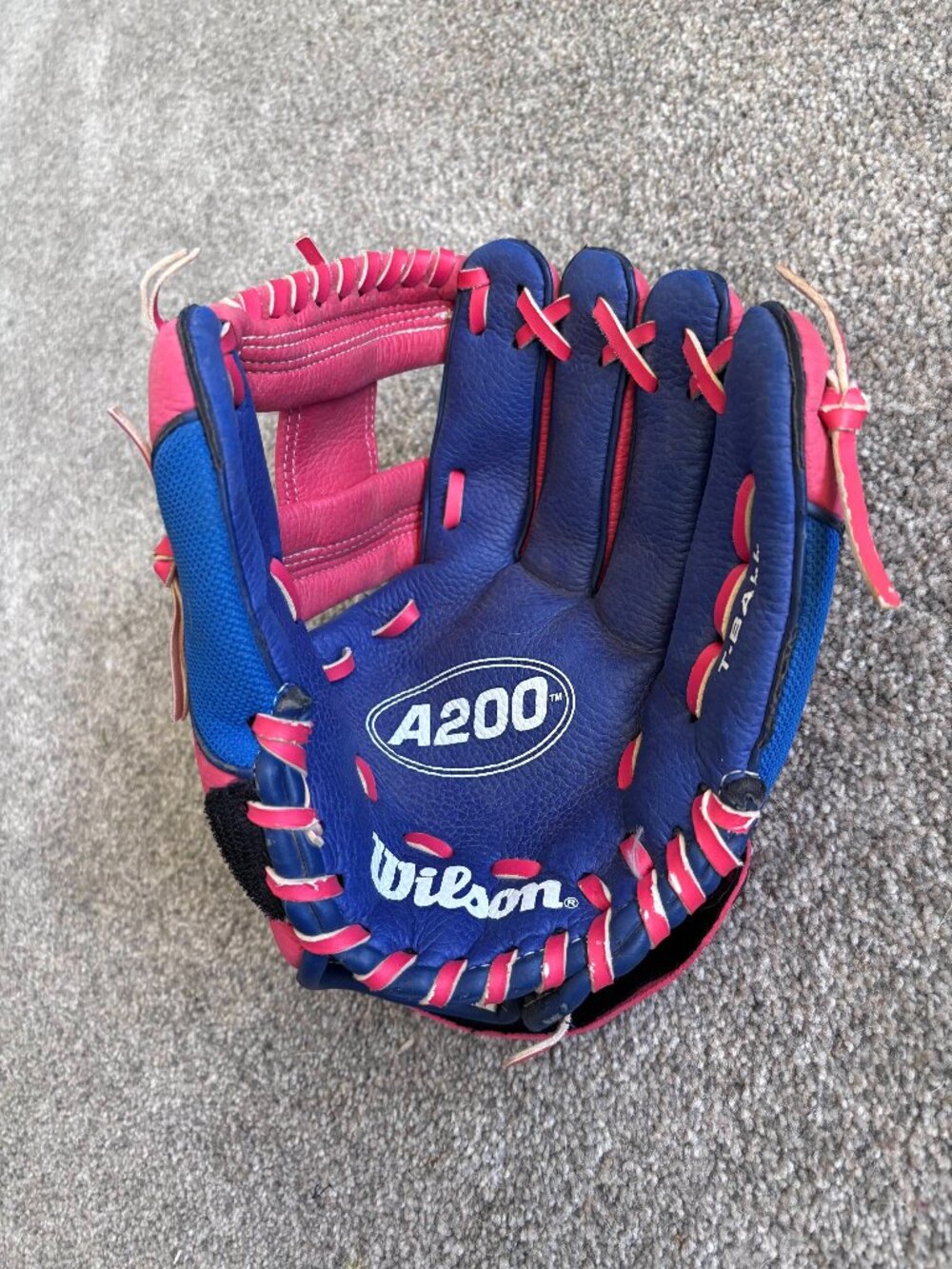 Wilson teeball baseball glove - right hand throw - 9.0 Inches